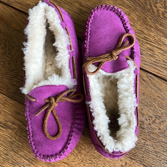 UGG slippers size 4 - Picture 7 of 7